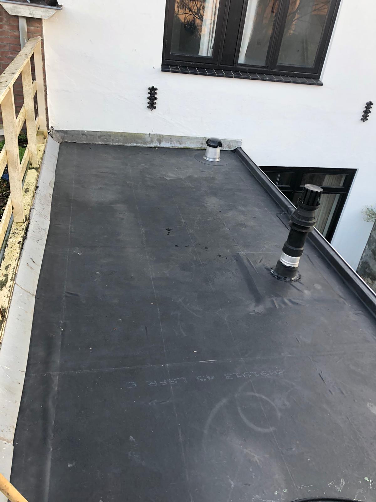 Plat dak met witte houten balustrade, van bovenaf gezien